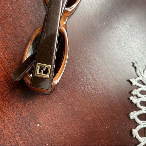 Vintage pair of Fendi sunglasses - Picture 6 of 8